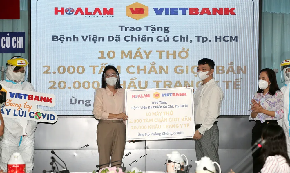 Chủ tịch HĐND TPHCM Nguyễn Thị Lệ cùng các đại biểu trao tận tay 10.000 phần quà hỗ trợ người dân ảnh 14