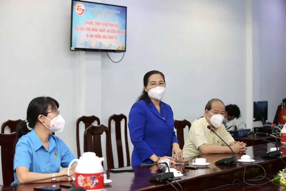 Chủ tịch HĐND TPHCM Nguyễn Thị Lệ cùng các đại biểu trao tận tay 10.000 phần quà hỗ trợ người dân ảnh 2