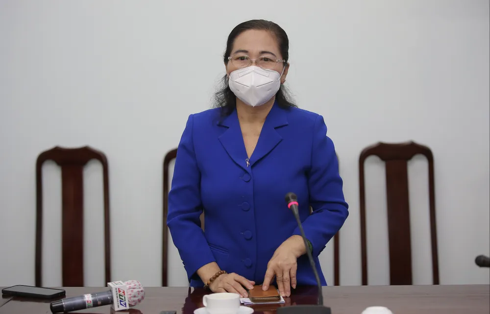 Chủ tịch HĐND TPHCM Nguyễn Thị Lệ cùng các đại biểu trao tận tay 10.000 phần quà hỗ trợ người dân ảnh 3