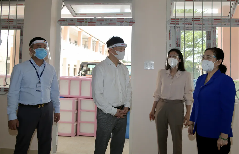 Chủ tịch HĐND TPHCM Nguyễn Thị Lệ cùng các đại biểu trao tận tay 10.000 phần quà hỗ trợ người dân ảnh 13