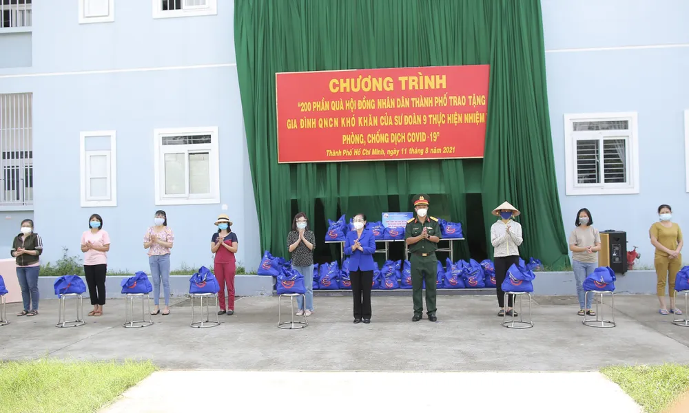 Chủ tịch HĐND TPHCM Nguyễn Thị Lệ cùng các đại biểu trao tận tay 10.000 phần quà hỗ trợ người dân ảnh 9