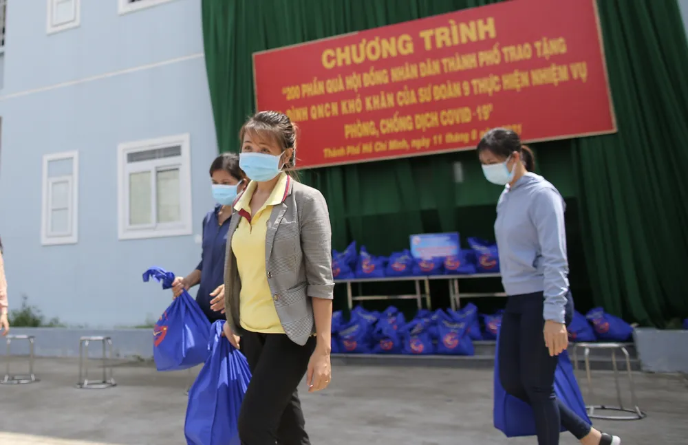 Chủ tịch HĐND TPHCM Nguyễn Thị Lệ cùng các đại biểu trao tận tay 10.000 phần quà hỗ trợ người dân ảnh 12