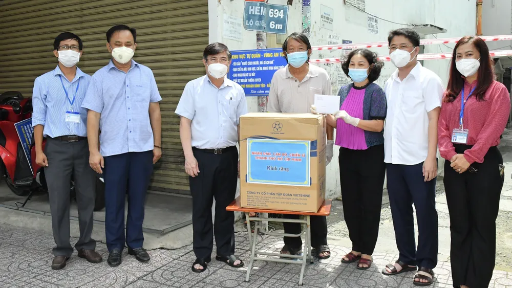 Chủ tịch UBND TPHCM Nguyễn Thành Phong: Có kế hoạch chi tiết, phấn đấu đến ngày 15-9 TP kiểm soát được dịch Covid-19 ảnh 5