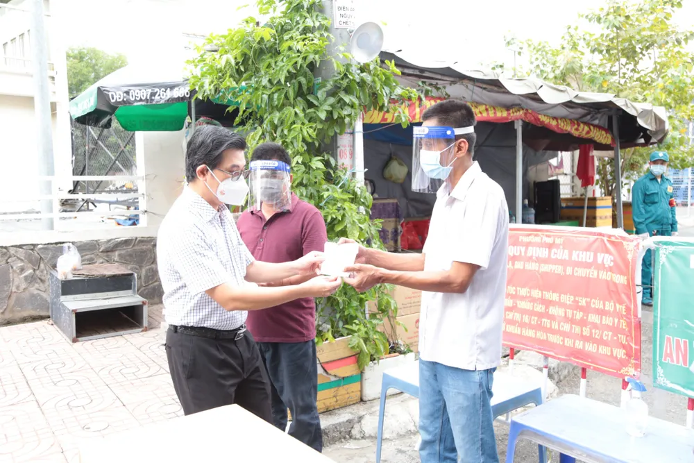 Lãnh đạo TPHCM thăm, động viên người dân và lực lượng tuyến đầu chống dịch Covid-19 ảnh 16