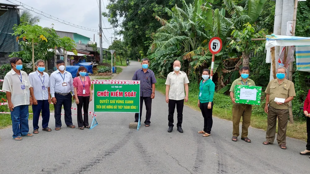Lãnh đạo TPHCM thăm, động viên người dân và lực lượng tuyến đầu chống dịch Covid-19 ảnh 18