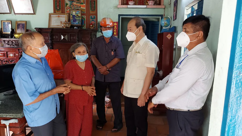 Lãnh đạo TPHCM thăm, động viên người dân và lực lượng tuyến đầu chống dịch Covid-19 ảnh 17