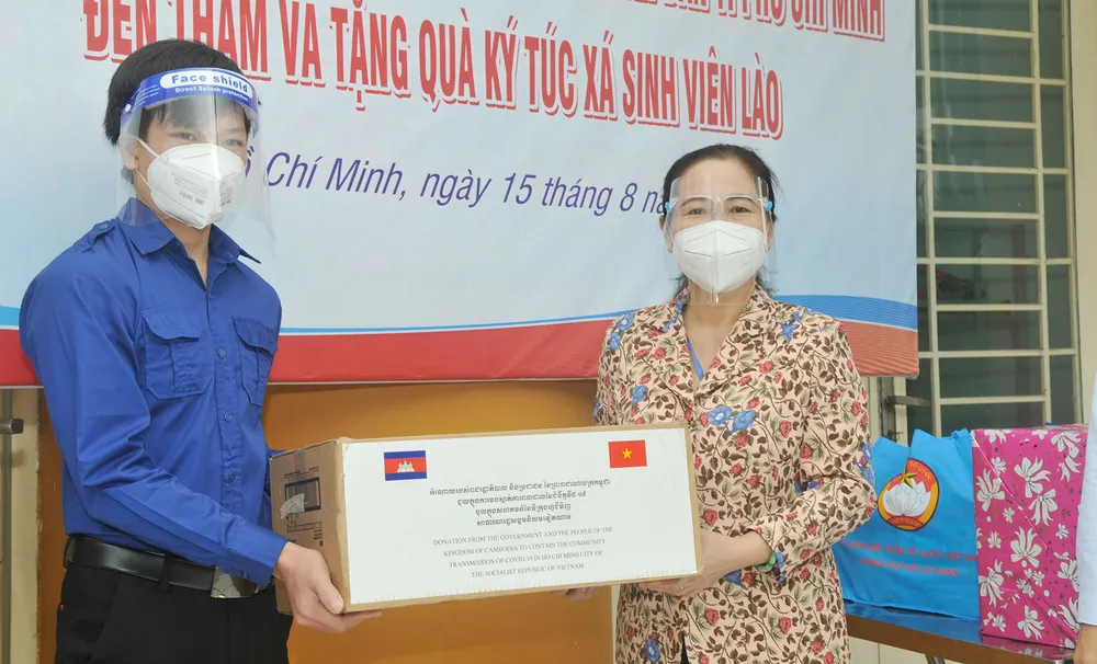 Lãnh đạo TPHCM thăm, động viên người dân và lực lượng tuyến đầu chống dịch Covid-19 ảnh 3
