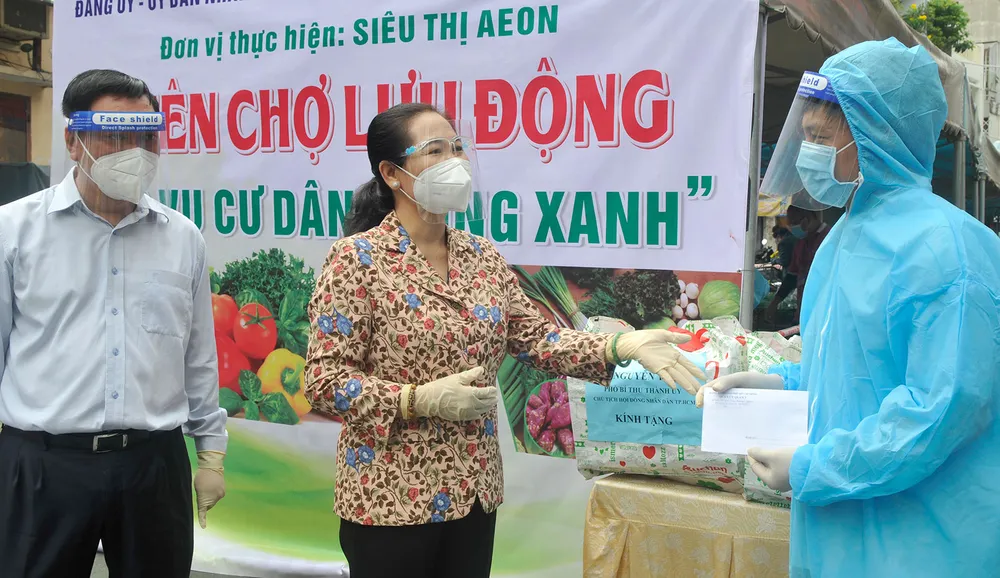 Lãnh đạo TPHCM thăm, động viên người dân và lực lượng tuyến đầu chống dịch Covid-19 ảnh 2