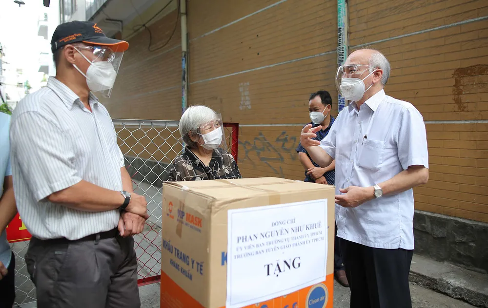 Lãnh đạo TPHCM thăm, động viên người dân và lực lượng tuyến đầu chống dịch Covid-19 ảnh 7