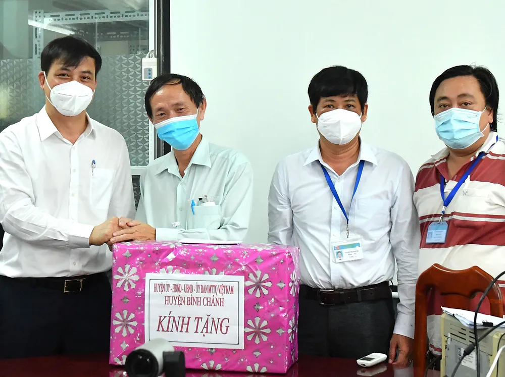 Lãnh đạo TPHCM thăm, động viên người dân và lực lượng tuyến đầu chống dịch Covid-19 ảnh 12