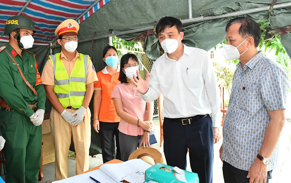 Lãnh đạo TPHCM thăm, động viên người dân và lực lượng tuyến đầu chống dịch Covid-19 ảnh 11