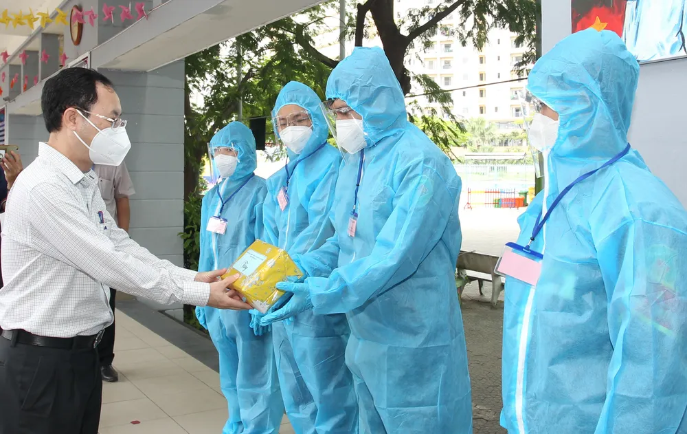 Lãnh đạo TPHCM thăm, động viên người dân và lực lượng tuyến đầu chống dịch Covid-19 ảnh 6