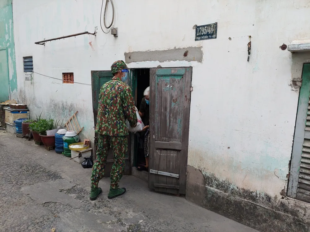 Bộ đội đến hỗ trợ dân lúc giãn cách ảnh 5