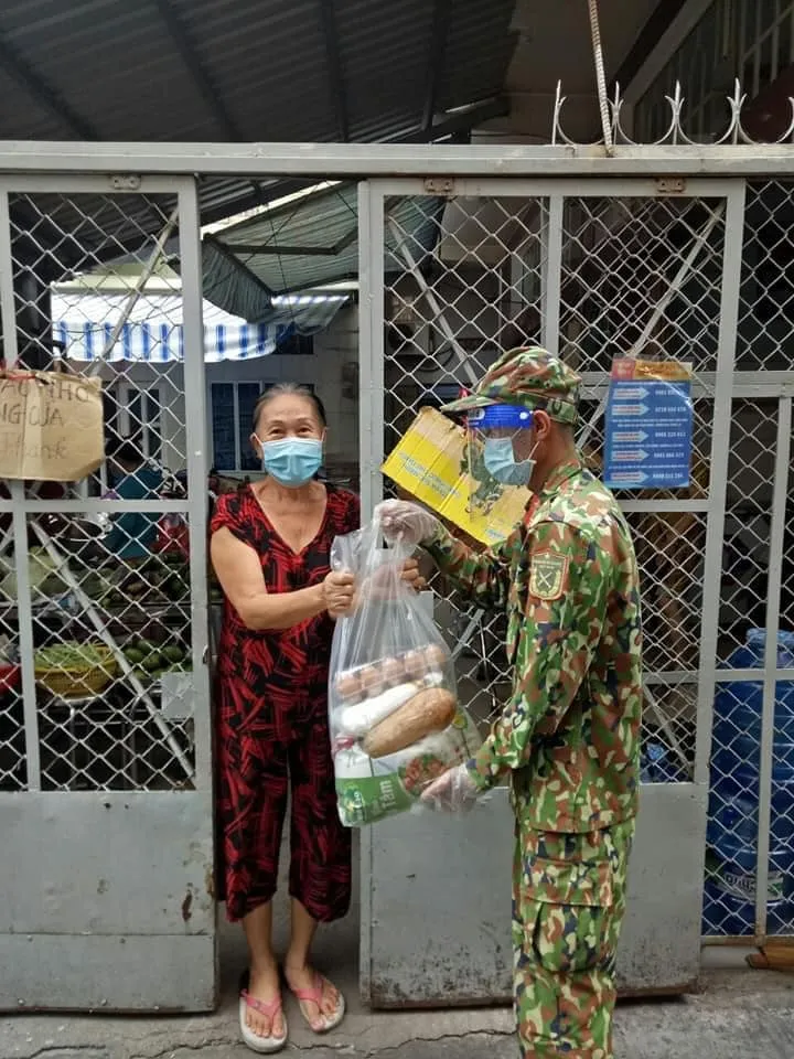 Bộ đội đến hỗ trợ dân lúc giãn cách ảnh 3