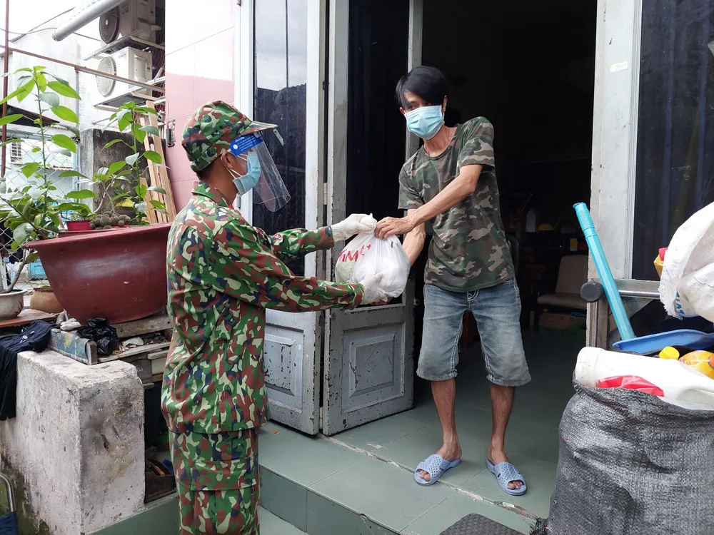 Bộ đội đến hỗ trợ dân lúc giãn cách ảnh 2