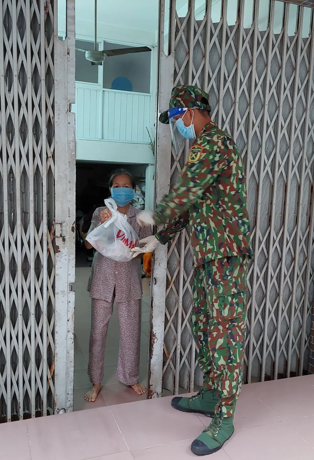 Bộ đội đến hỗ trợ dân lúc giãn cách ảnh 4