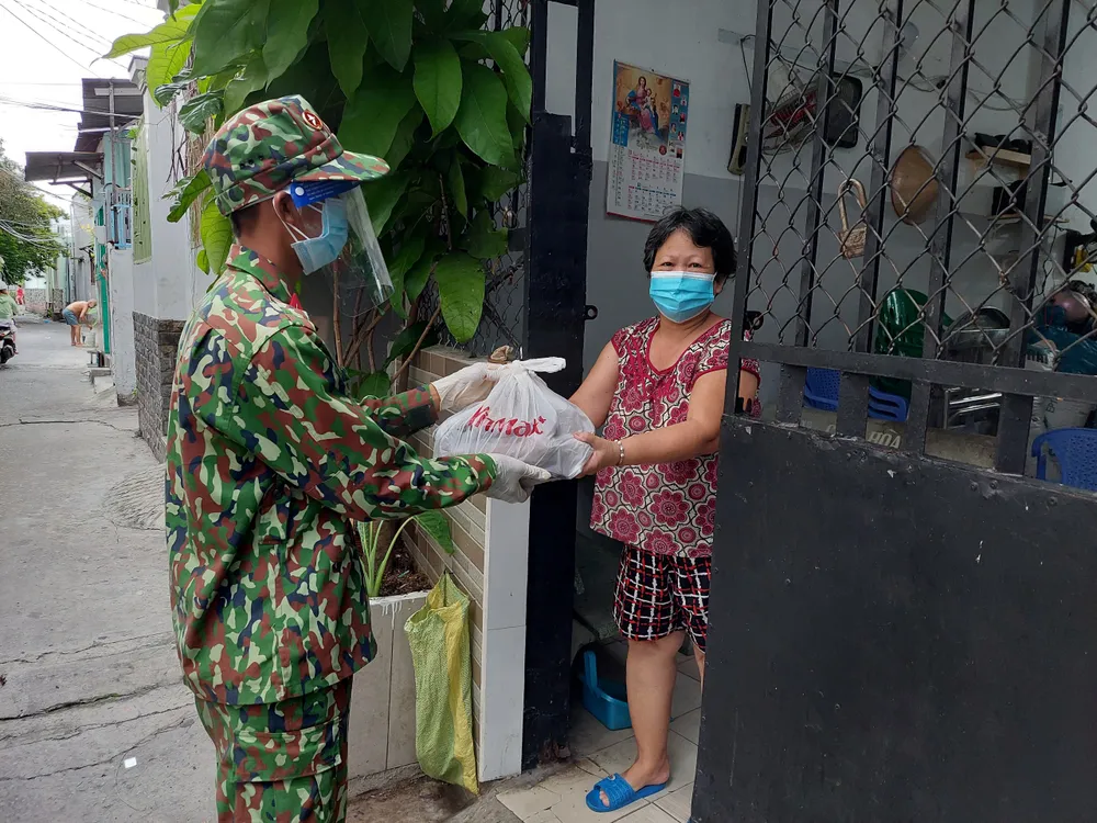 Bộ đội đến hỗ trợ dân lúc giãn cách ảnh 6