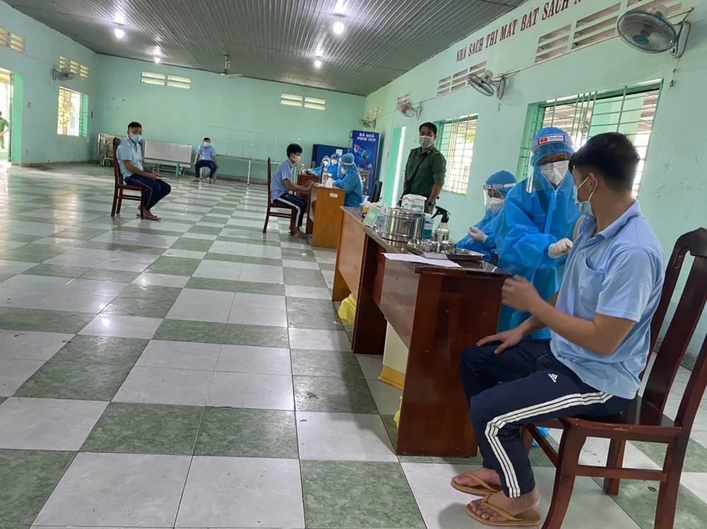 Cơ sở xã hội Nhị Xuân tiêm vaccine cho học viên cai nghiện ma túy ảnh 2