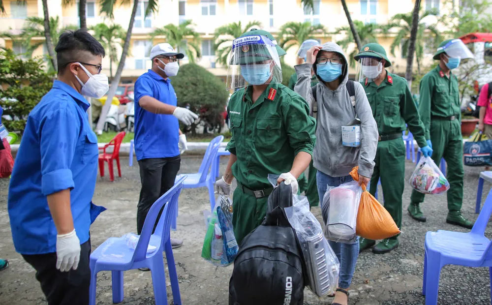 Trao quà hỗ trợ cho người dân vừa di dời từ nhà trọ lụp xụp tới nhà nghỉ, chung cư ảnh 10