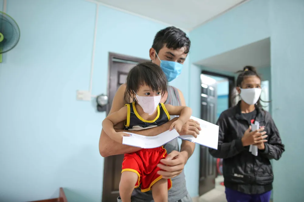 Trao quà hỗ trợ cho người dân vừa di dời từ nhà trọ lụp xụp tới nhà nghỉ, chung cư ảnh 19