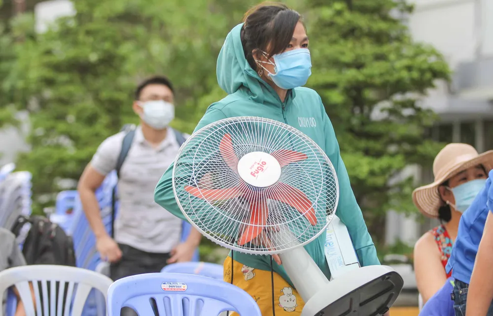 Trao quà hỗ trợ cho người dân vừa di dời từ nhà trọ lụp xụp tới nhà nghỉ, chung cư ảnh 13