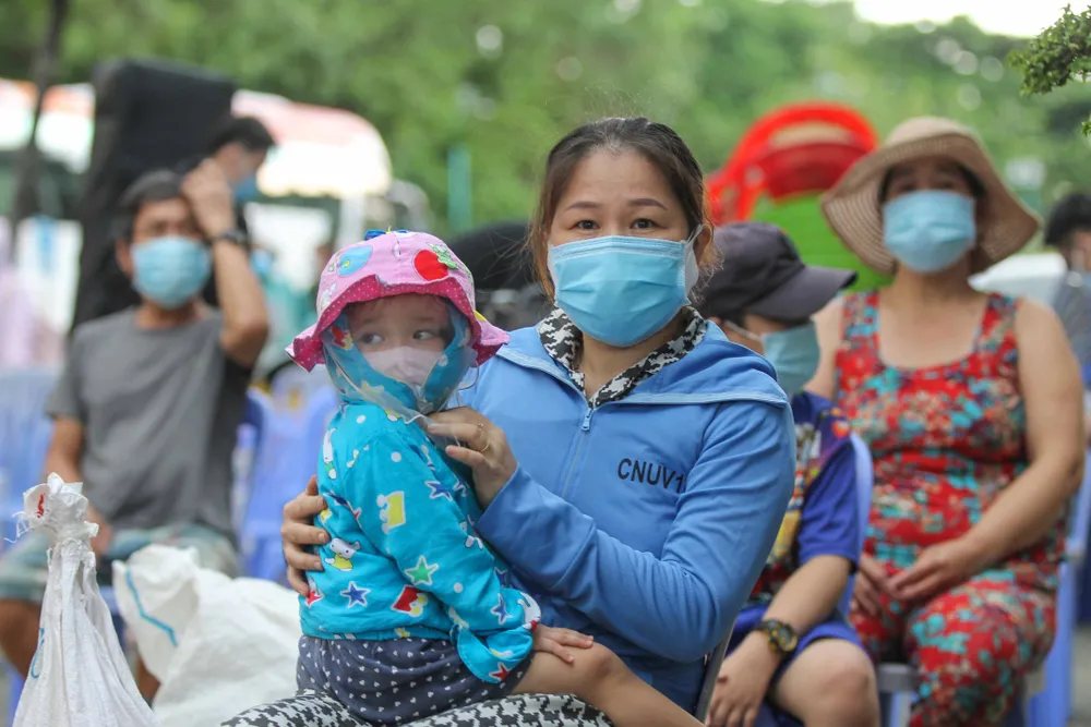 Trao quà hỗ trợ cho người dân vừa di dời từ nhà trọ lụp xụp tới nhà nghỉ, chung cư ảnh 18