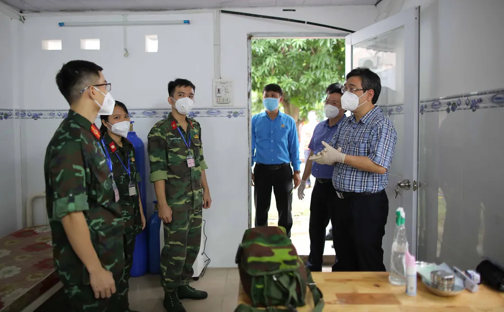 Trao quà hỗ trợ cho người dân vừa di dời từ nhà trọ lụp xụp tới nhà nghỉ, chung cư ảnh 4