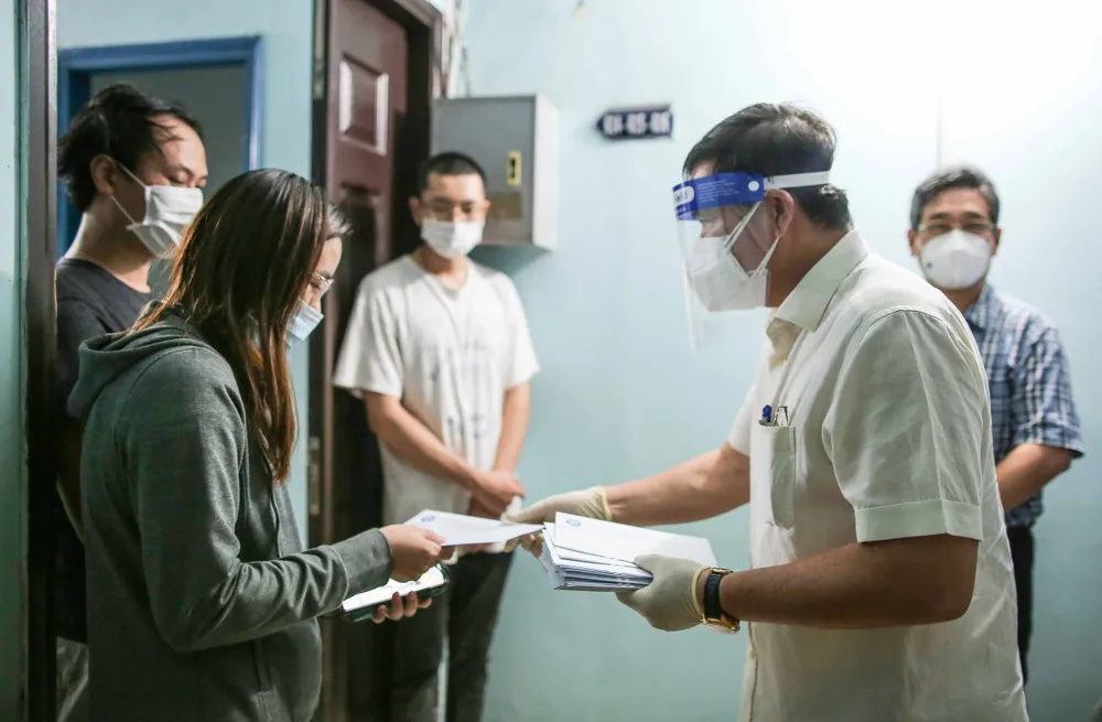 Trao quà hỗ trợ cho người dân vừa di dời từ nhà trọ lụp xụp tới nhà nghỉ, chung cư ảnh 9