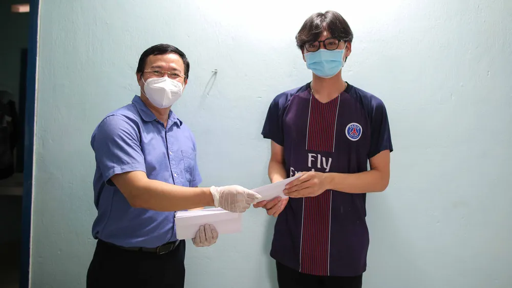 Trao quà hỗ trợ cho người dân vừa di dời từ nhà trọ lụp xụp tới nhà nghỉ, chung cư ảnh 8