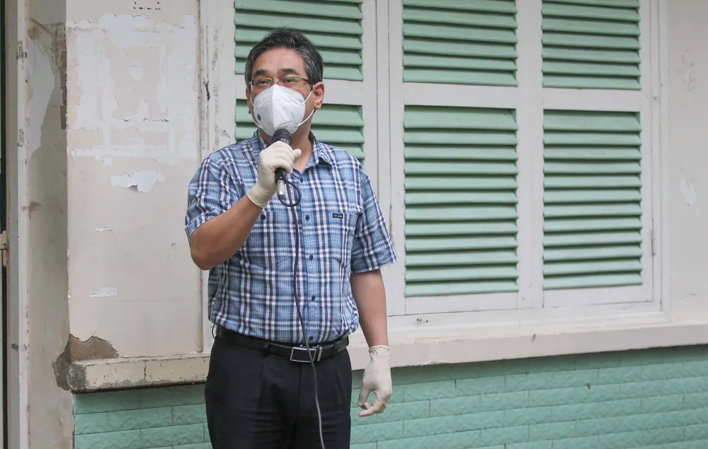 Trao quà hỗ trợ cho người dân vừa di dời từ nhà trọ lụp xụp tới nhà nghỉ, chung cư ảnh 2