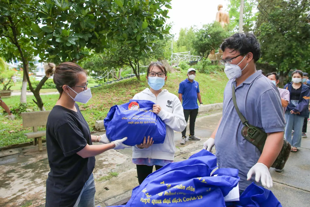 Trao quà hỗ trợ cho người dân vừa di dời từ nhà trọ lụp xụp tới nhà nghỉ, chung cư ảnh 11