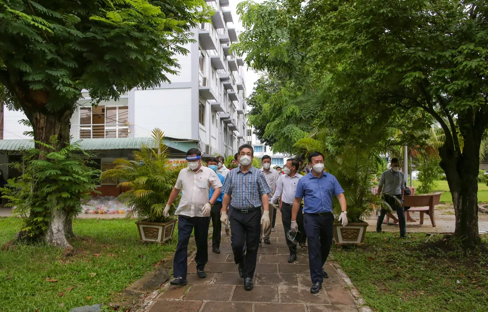 Trao quà hỗ trợ cho người dân vừa di dời từ nhà trọ lụp xụp tới nhà nghỉ, chung cư ảnh 1