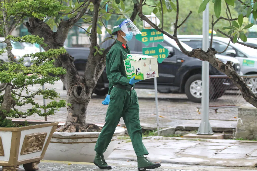 Trao quà hỗ trợ cho người dân vừa di dời từ nhà trọ lụp xụp tới nhà nghỉ, chung cư ảnh 17
