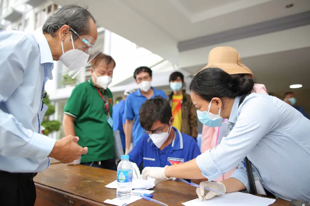 Trao quà hỗ trợ cho người dân vừa di dời từ nhà trọ lụp xụp tới nhà nghỉ, chung cư ảnh 12