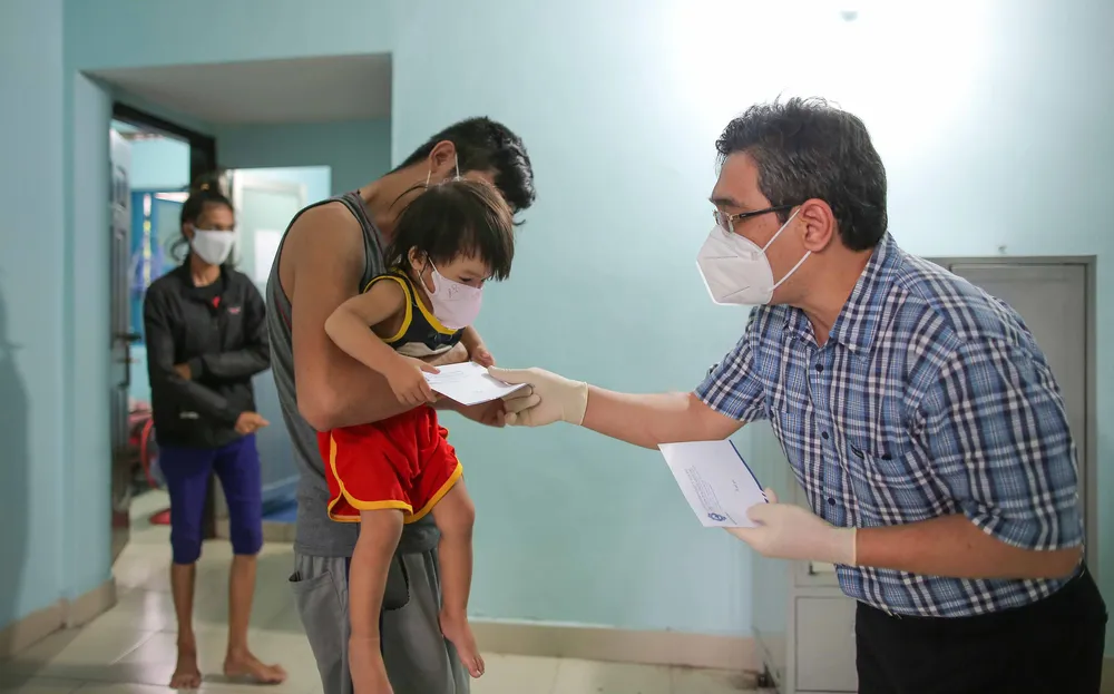 Trao quà hỗ trợ cho người dân vừa di dời từ nhà trọ lụp xụp tới nhà nghỉ, chung cư ảnh 3