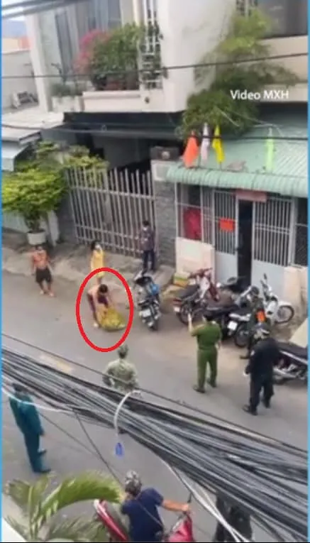 Quận 8 phản hồi việc phân phối hàng hóa hỗ trợ người dân tại khu phố 3, phường 10 ảnh 1