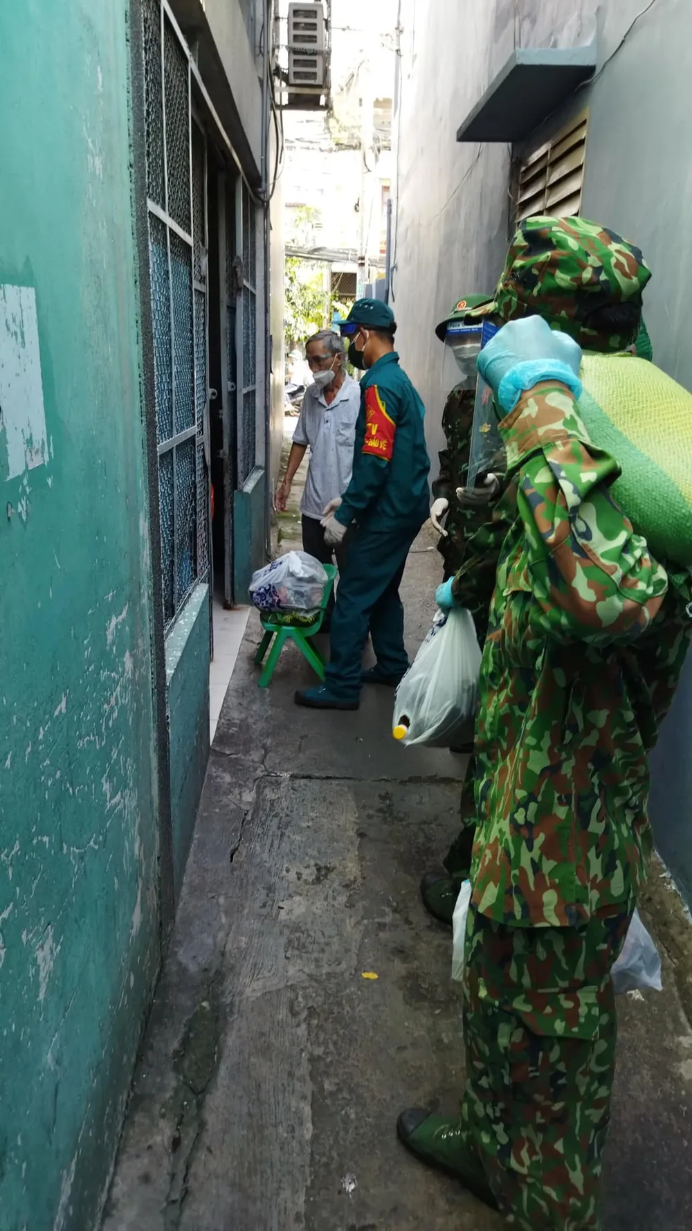 Quận 8 phản hồi việc phân phối hàng hóa hỗ trợ người dân tại khu phố 3, phường 10 ảnh 2