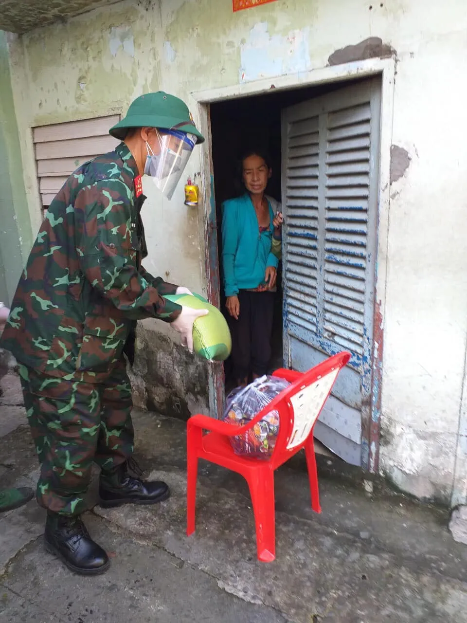 Quận 8 phản hồi việc phân phối hàng hóa hỗ trợ người dân tại khu phố 3, phường 10 ảnh 3