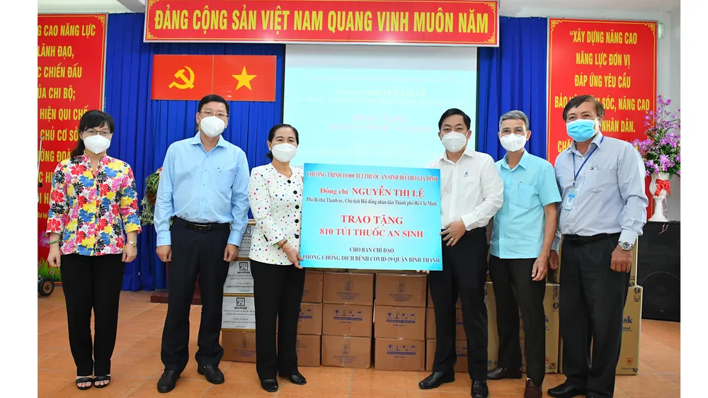 HĐND TPHCM trao 1.710 túi thuốc hỗ trợ các gia đình tại quận 6 và Bình Thạnh ảnh 2