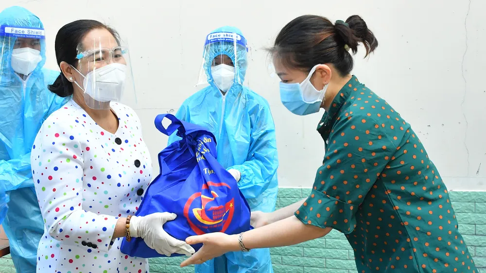 HĐND TPHCM trao 1.710 túi thuốc hỗ trợ các gia đình tại quận 6 và Bình Thạnh ảnh 3