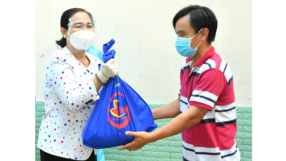 HĐND TPHCM trao 1.710 túi thuốc hỗ trợ các gia đình tại quận 6 và Bình Thạnh ảnh 4