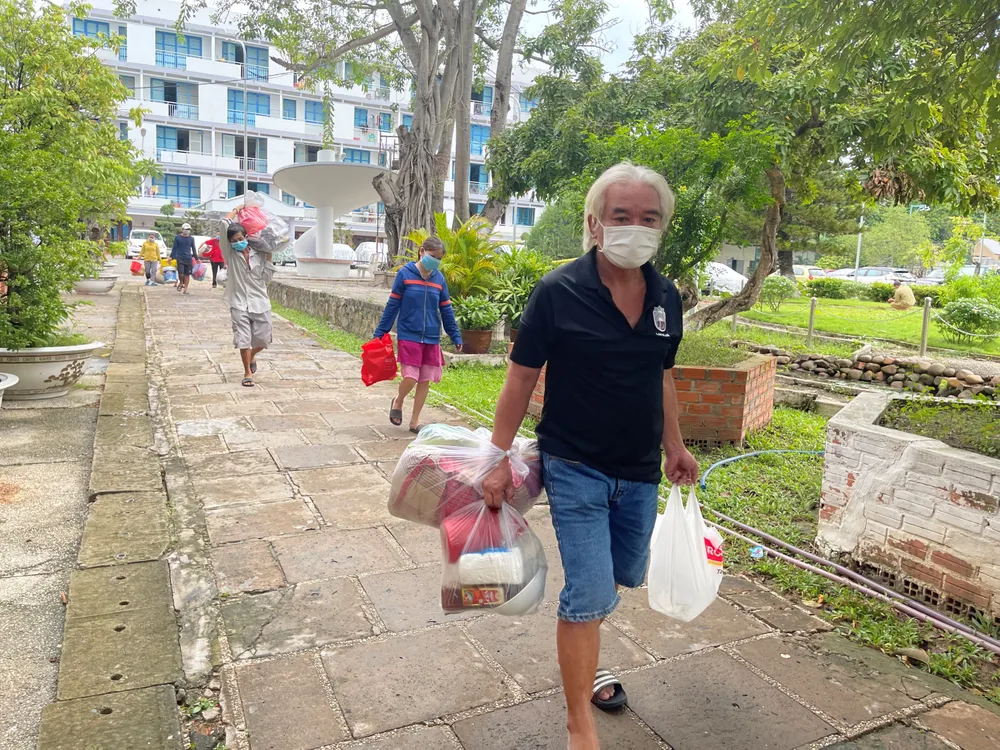 Có thể lựa chọn “sống chung” với dịch Covid-19? ảnh 8