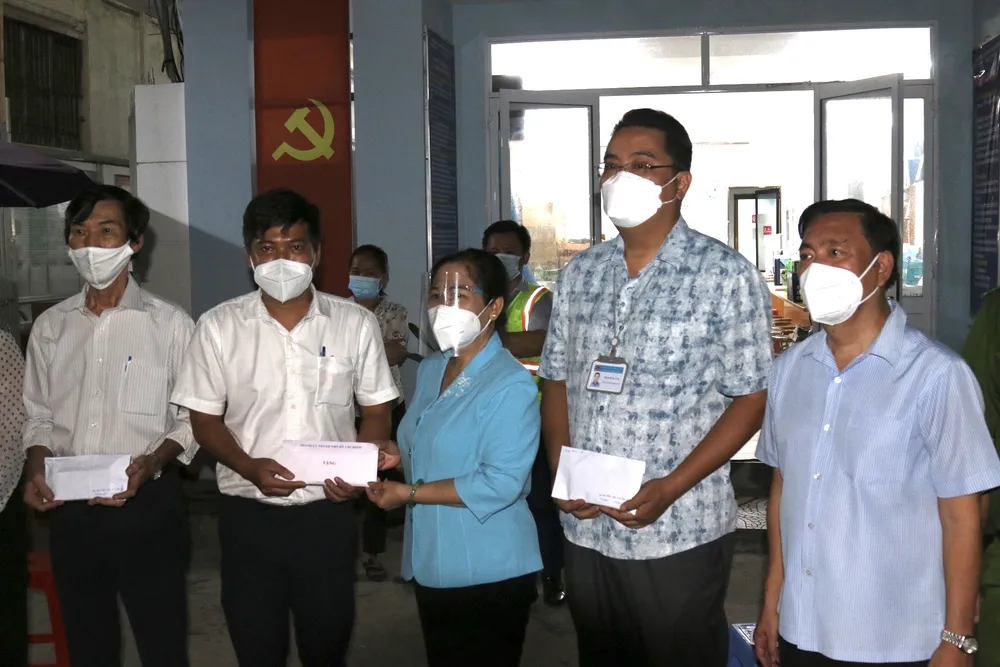 Chủ tịch HĐND TPHCM Nguyễn Thị Lệ thăm hỏi, động viên cán bộ cơ sở tại quận 3  ảnh 2
