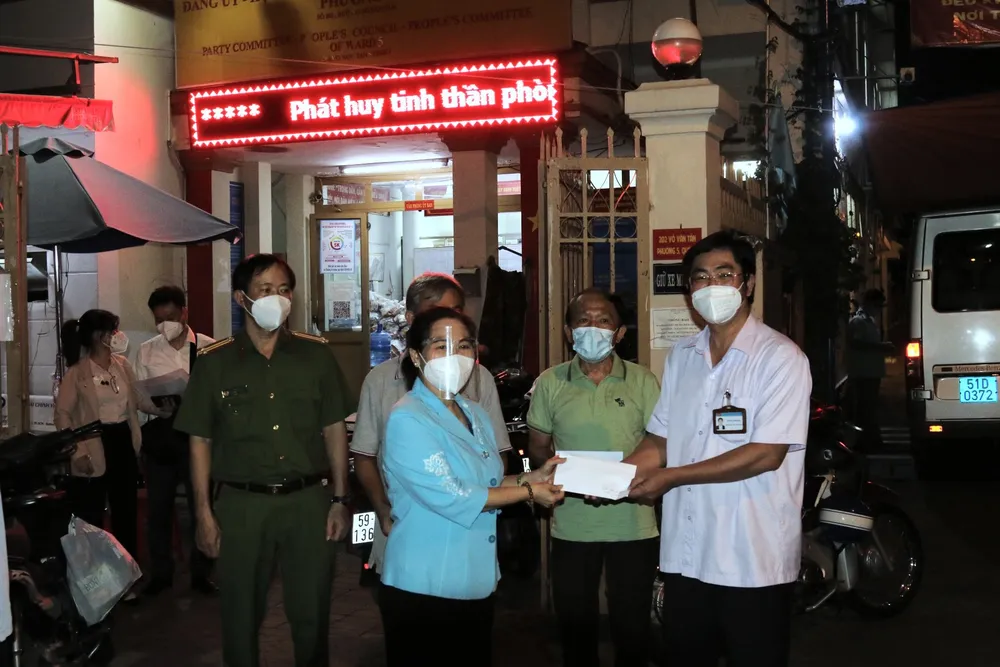 Chủ tịch HĐND TPHCM Nguyễn Thị Lệ thăm hỏi, động viên cán bộ cơ sở tại quận 3  ảnh 3