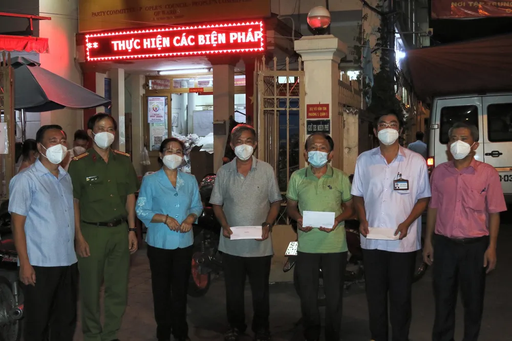 Chủ tịch HĐND TPHCM Nguyễn Thị Lệ thăm hỏi, động viên cán bộ cơ sở tại quận 3  ảnh 4