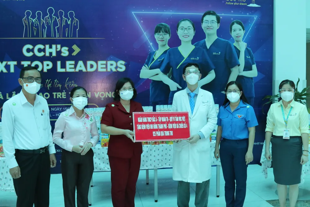 Trao 2.000 phần quà trung thu tới bệnh nhi tại TPHCM ảnh 1