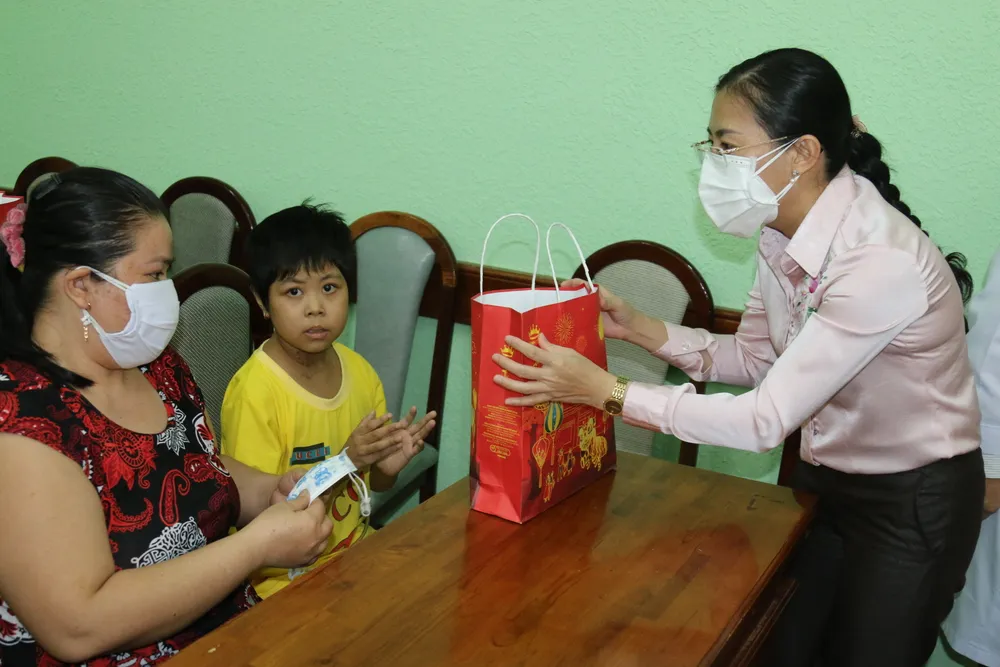 Trao 2.000 phần quà trung thu tới bệnh nhi tại TPHCM ảnh 4