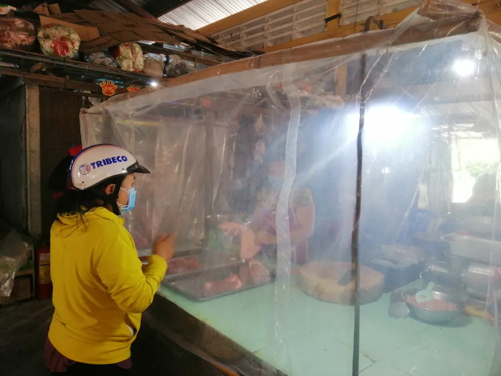 Người dân Củ Chi đi chợ "bình thường mới" ảnh 4