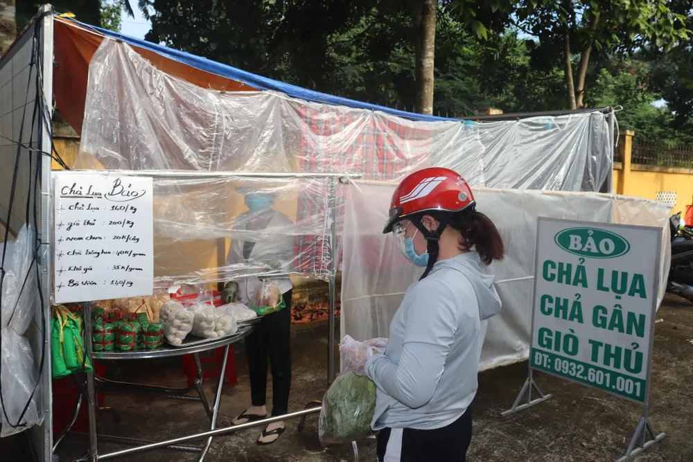 Người dân Củ Chi đi chợ "bình thường mới" ảnh 2