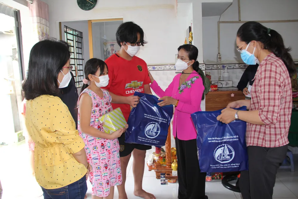 Huyện Bình Chánh trao gửi yêu thương tới trẻ em mồ côi vì Covid-19 ảnh 1